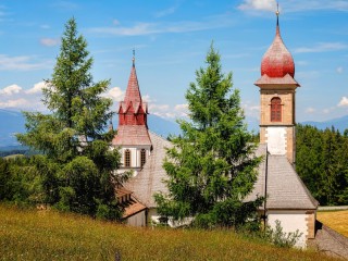 Пазл «Часовня на холме»