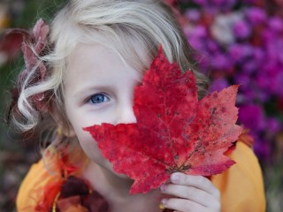 Пазл «Девочка с листом»