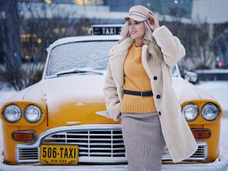 Пазл «Девушка и такси»