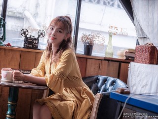 Пазл «Девушка в кафе»