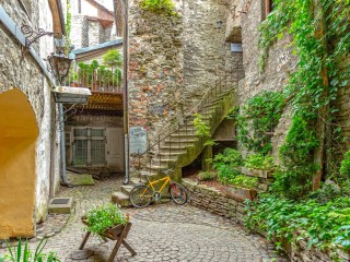 Пазл «В старом дворике»