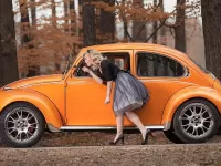 Пазл Блондинка у машины