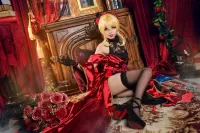 Пазл Блондинка в красном