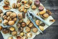 Пазл Чистим орехи