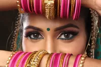 Пазл Девушка и браслеты