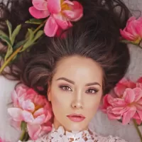 Пазл Девушка и пионы