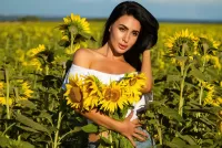 Пазл Девушка и подсолнухи