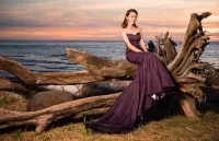 Пазл Девушка на бревне