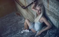 Пазл Девушка на лестнице