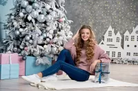 Пазл Девушка под ёлкой