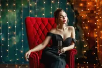 Пазл Девушка с бокалом