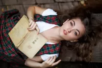 Пазл Девушка с книгой