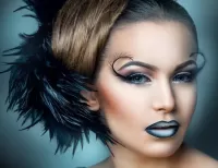 Пазл Девушка с пером