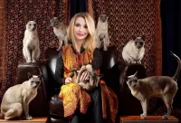 Пазл Девушка  со сфинксами