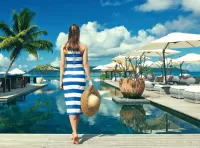 Пазл Девушка у бассейна