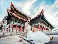 Пазл Девушка у пагоды