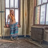 Пазл Девушка в комнате