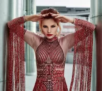 Пазл Девушка в красном