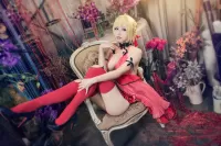 Пазл Девушка в кресле