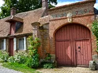 Пазл Дом с воротами