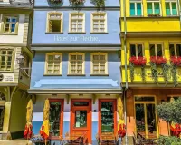 Пазл Дома на площади