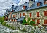 Пазл Дома над рекой