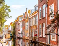 Пазл Дома вдоль канала