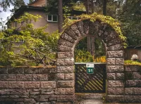 Пазл Калитка в каменной стене 