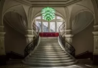 Пазл Люстра над лестницей