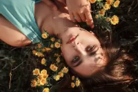 Пазл Цветы и девушка