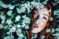 Пазл Цветы и девушка