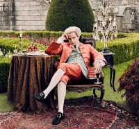 Пазл В саду с бокалом