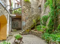 Пазл В старом дворике