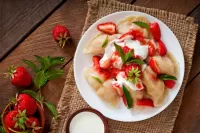 Пазл Вареники с клубникой