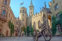 Пазл Во дворе замка